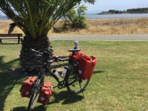 Mein Fahrrad mit Taschen am Mittelmeer