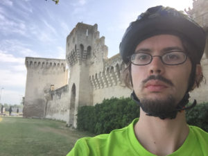 Vor der Mauer in Avignon - Radtour nach Avignon