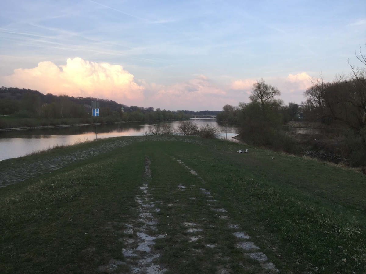 Kelheim Donauspitz Altmühltalradweg Altmühl fließt in Donau