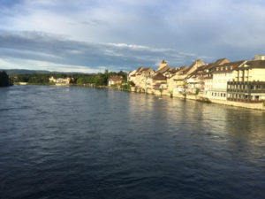 Rheinfelden AG - Rheinradweg von der Brücke aus gesehen