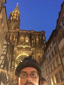 Ich so vor der Straßburger Kathedrale. Nachts. Nachdem ich den Rhein-Radweg für heute geschafft hatte!