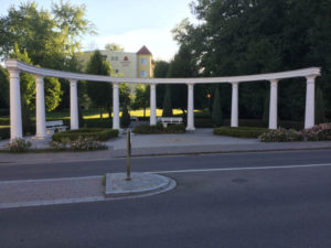 Bad Gögging vor der Römerbad Klinik am Donauradweg