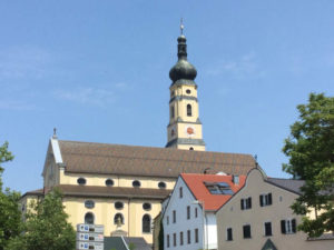 Kirche von Deggendorf - Blick vom Donauradweg nach Passau aus gesehen