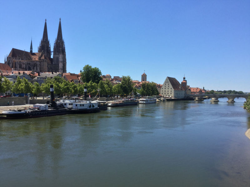 Regensburg Donauradweg - Steinerne Brücke - Regensburger Dom