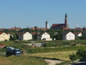 Straubing - Donauradweg von Weitem.