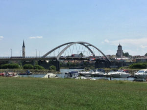 Vilshofen an der Donau von Weitem. Donauradweg.