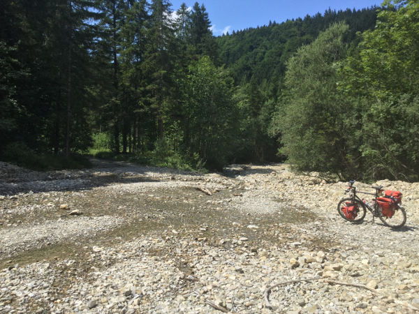 Zwischen Saulgrub und Halblech auf der Gemarkung Wildsteig - auf dem Königssee-Bodensee-Radweg - eine Stelle, in der man über einen Fluss fahren muss
