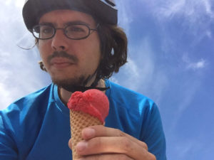 Eis auf dem Fahrrad Essen vom Cafe Mieze in Dettenhausen