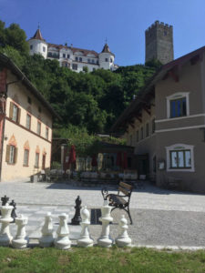 Das Schloss Neubeuern in Neubeuern in Bayern am Königssee-Bodensee-Radweg gelegen mit Schachfiguren