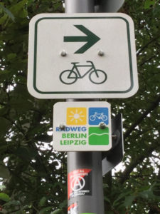 Schild Radweg Berlin-Leipzig nach Berlin in Brandenburg, Mauerweg