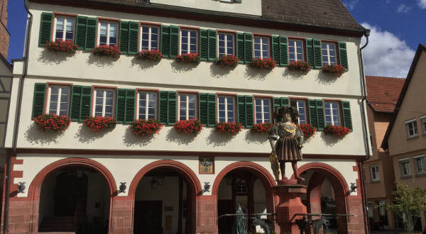 Sie sucht ihn weil der stadt
