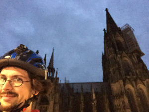 Kölner Dom mit Fahrradfahrer - Rheinradweg Köln