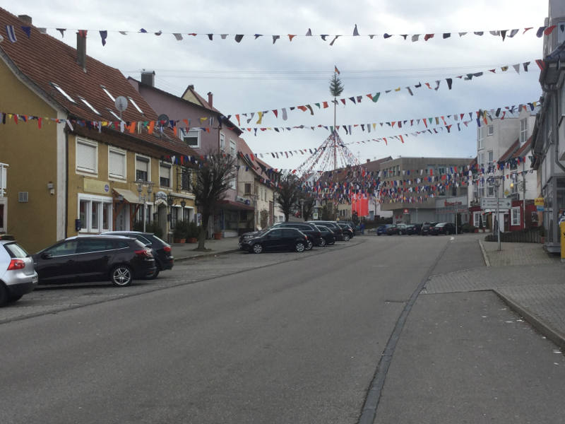 Gosheim auf dem Hohenzollernradweg - Fasnet Schmuck und Bänder aufgehängt