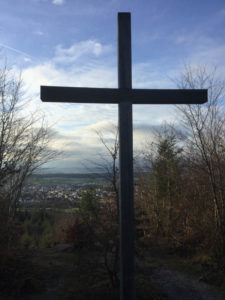 Friedwald Hohenentringen - Blick auf Unterjesingen - Kreuz - Hohenzollern-Radweg