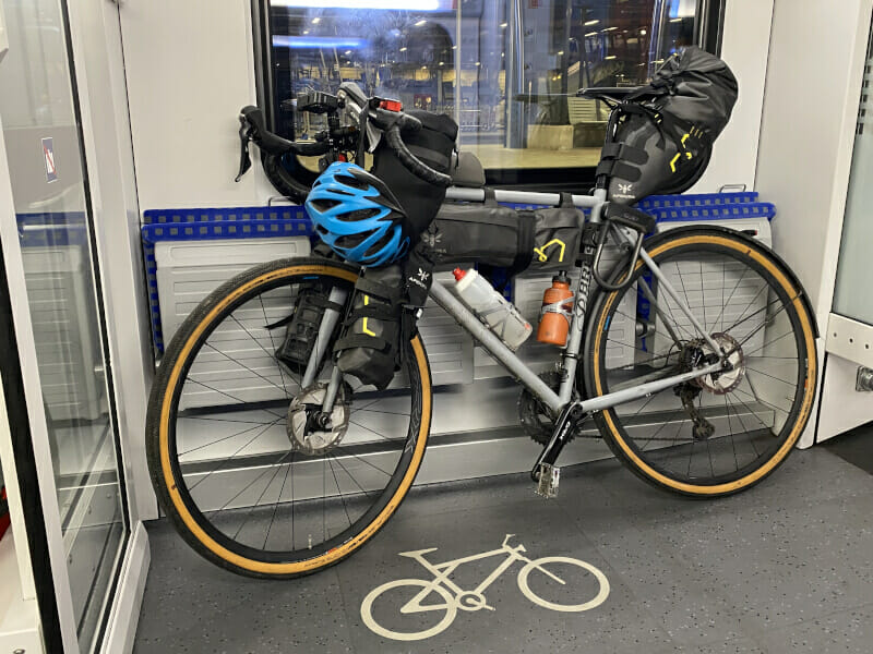 Fahrradmitnahme im Nahverkehr mit Gravelbike. In Luxemburg