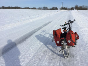 Plötzkau Saale-Radweg Schnee auf der Fahrbahn Fahrrad