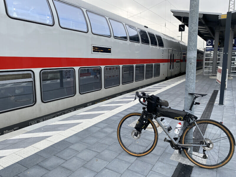 Fahrradmitnahme in der Deutschen Bahn – Gravelbike vor IC.