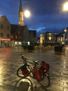 Dingolfing mit Kirche am Abend - Isarradweg - Isar