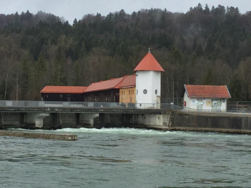 Isarkanal bei Straßlach mit Staudamm Isarradweg