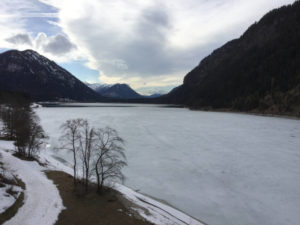 Sylvensteinspeicher mit Eis, Eisdecke - durch den die Isar fließt - einige Kilometer vor Lenggries
