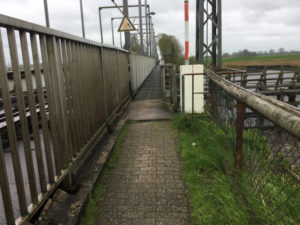 Eisenbahnbrücke kurz vor Elsfleth - über die Hunte - Weserradweg