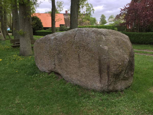 Granitstein in Vorwerk am Hamburg-Bremen-Radweg.