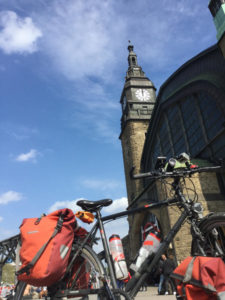 Hauptbahnhof Hamburg mit Fahrrad - Start des Hamburg-Bremen-Radwegs