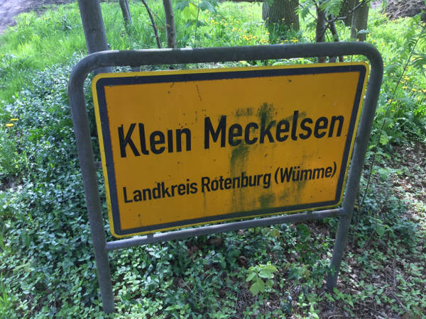 Klein Meckelsen Ortsschild - Hamburg-Bremen-Radweg