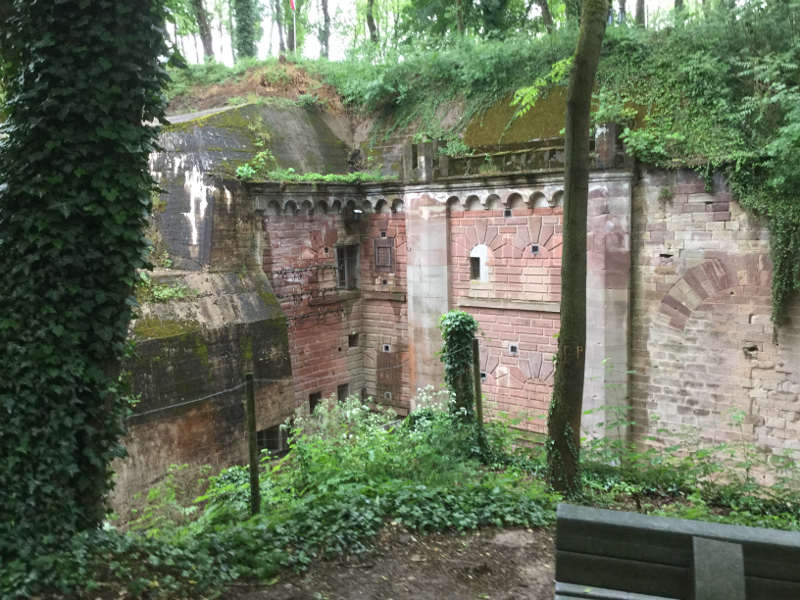 Bei Mundolsheim das Fort Ducrot - Podbielski - Radweg zu den Forts - Piste des Forts