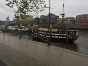 Schiff auf Weser in Bremen - Am Weserradweg im Regen