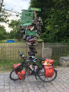 Rennsteigradweg - Hörschel (Eisenach) Ende - Schuhe direkt neben der Werra - Fahrrad