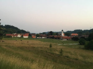 Frankenhofen-Kaltental von Weitem mit Kirche - Allgäu-Radweg