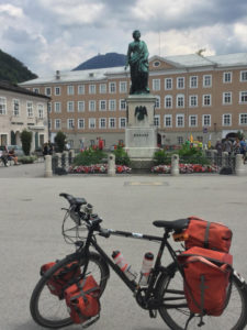 Mozartdenkmal Mozartplatz Salzburg Fahrrad Tour Mozartradweg