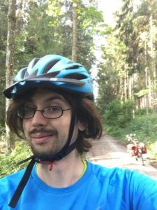 Allgäuradweg hinter Frankenhofen (Kaltental), Osterzell, Oberzell - Mit Fahrrad im Wald mit Helm