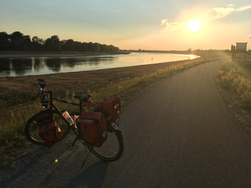 Sonnenuntergang bei Cumlosen an der Elbe.