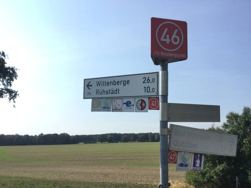 Fahrradwegweiser in Quitzöbel am Elberadweg.