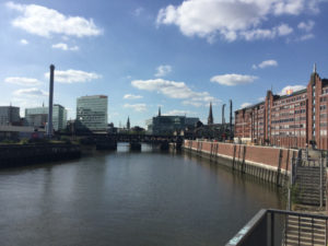 Oberhafen - Elbe - Elberadweg - Hamburg - Spiegel - Blick Innenstadt