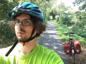 Havellandradweg zwischen Nauen und Ribbeck - enger Radweg - Markus mit Fahrrad - Wald