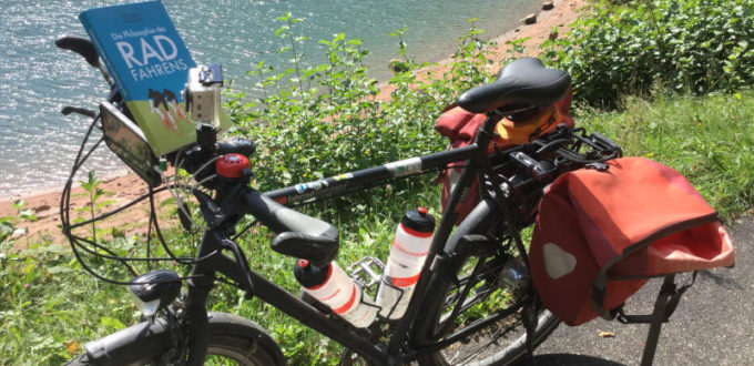 Fahrrad liest Buch am Nagoldtalradweg - Nagoldtalsperre