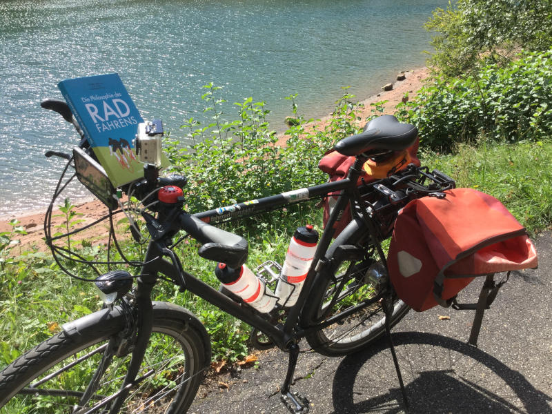 Macht Fahrradfahren intelligent? Mit Buch und Fahrrad an der Nagold.