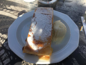 Apfelstrudel mit Vanilleeis in Weil der Stadt - Würmradweg