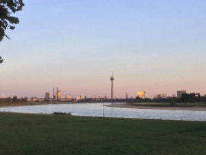 Düsseldorf - Fernsehturm - Rheinradweg von Heerdt aus