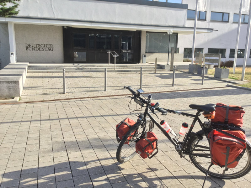 Ehemaliger Deutscher Bundestag in Bonn - Rheinradweg Bonn - Mit Fahrrad