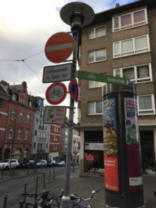 Gaustraße in Mainz - Radfahrer gesperrt - Fahrradverkehr vs. Straßenbahn