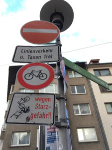 Fahrradverkehr vs. Straßenbahn - Verkehrsschild - Verbotsschild - Gaustraße Mainz