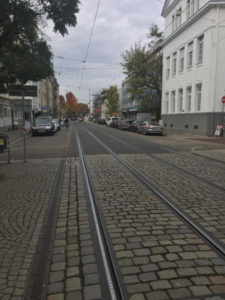 Fahrradverkehr vs. Straßenbahn in Karlsruhe Durlach - kein Platz für Radfahrer hier.