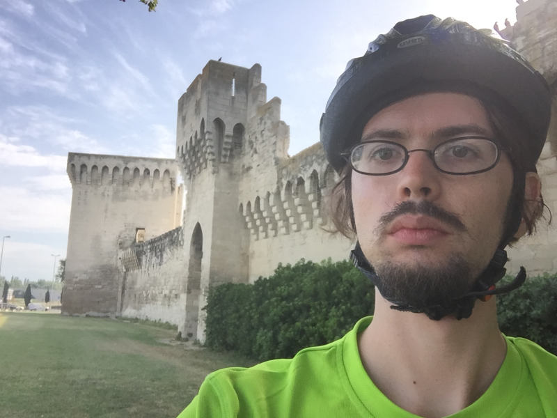 Die Stadtmauern von Avignon mit mir im grünen Hemd und mit Radhelm.