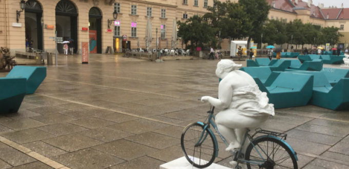 Museumsquartier Wien - Buddha auf Fahrrad