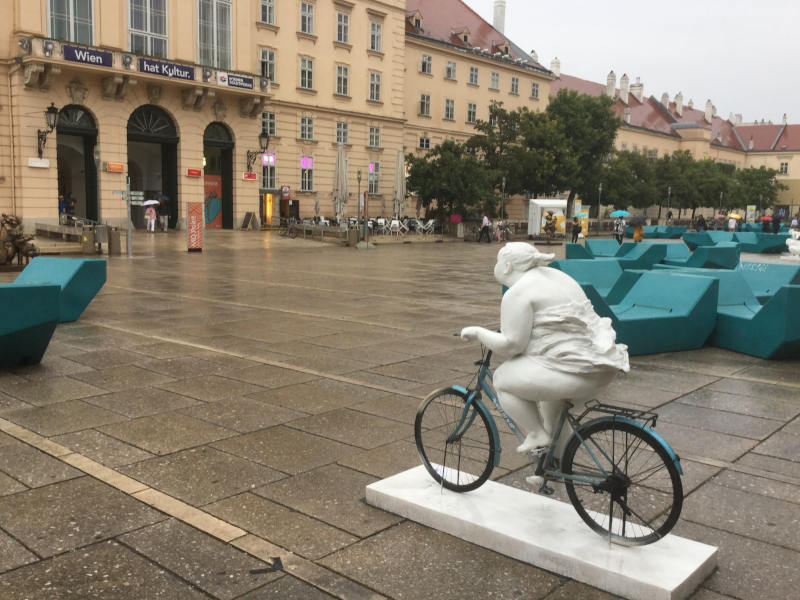 Kann man von Fahrradfahren abnehmen wie es dieser Buddha versucht? Wien, Museumsquartier