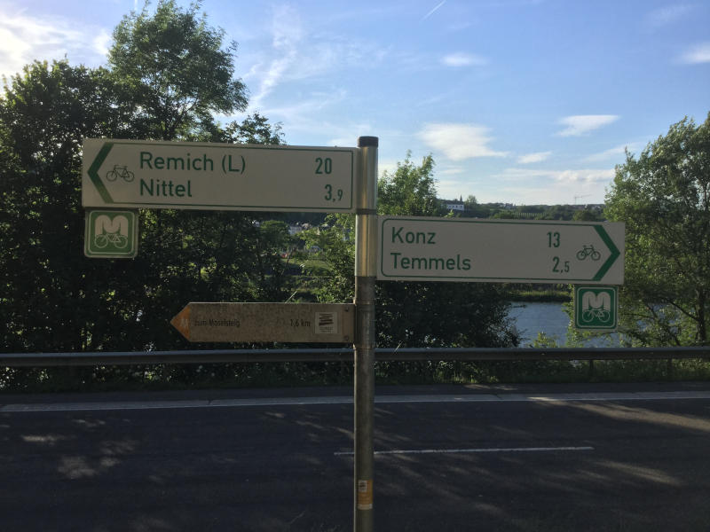 Fahrradwegweiser in Wellen, um Unterkunft in Temmels zu finden